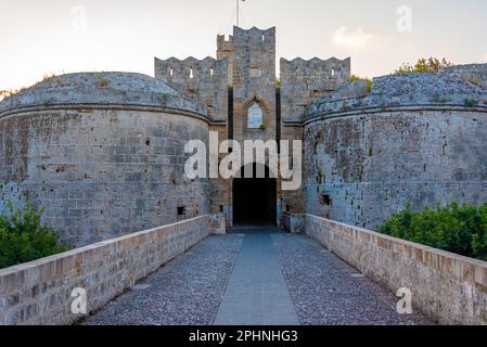 Vista all'alba della porta Amboise di Rodi in Grecia. Foto Stock