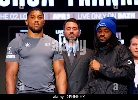 Il promotore di boxe Eddie Hearn si trova nel centro di Anthony Joshua e Jermaine Franklin durante una conferenza stampa al Nobu Hotel London Portman Square, Londra. Data immagine: Mercoledì 29 marzo 2023. Foto Stock