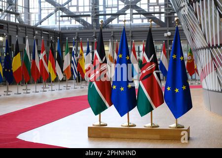 Bruxelles, Belgio. 29th Mar, 2023. Le bandiere dell'UE e del Kenya si trovano davanti a una riunione del Consiglio europeo che si terrà a Bruxelles, in Belgio, il 29 marzo 2023. Credit: ALEXANDROS MICHAILIDIS/Alamy Live News Foto Stock