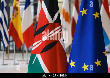 Bruxelles, Belgio. 29th Mar, 2023. Le bandiere dell'UE e del Kenya si trovano davanti a una riunione del Consiglio europeo che si terrà a Bruxelles, in Belgio, il 29 marzo 2023. Credit: ALEXANDROS MICHAILIDIS/Alamy Live News Foto Stock