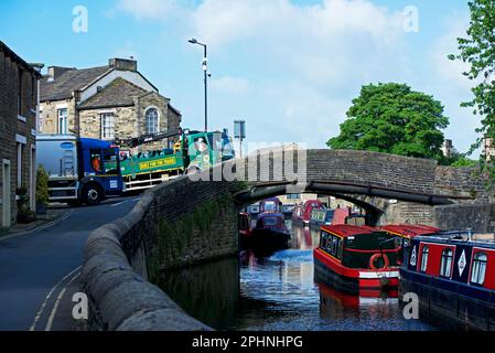 Barche a remi ormeggiate sullo sperone del Castello del Leeds & Liverpool Canal, Skipton, North Yorkshire, Inghilterra UK Foto Stock