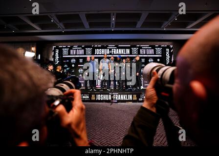 Il promotore di boxe Eddie Hearn si trova nel centro di Anthony Joshua e Jermaine Franklin durante una conferenza stampa al Nobu Hotel London Portman Square, Londra. Data immagine: Mercoledì 29 marzo 2023. Foto Stock