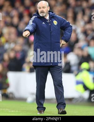 Il manager scozzese Steve Clarke gesta sul touch line durante il gruppo di qualificazione UEFA euro 2024 Una partita ad Hampden Park, Glasgow. Data immagine: Martedì 28 marzo 2023. Foto Stock