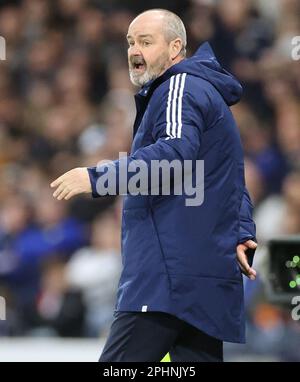 Il manager scozzese Steve Clarke gesta sul touch line durante il gruppo di qualificazione UEFA euro 2024 Una partita ad Hampden Park, Glasgow. Data immagine: Martedì 28 marzo 2023. Foto Stock