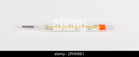 Termometro medicale isolato, misurazione della temperatura, febbre, termometro medicale in vetro su sfondo bianco Foto Stock