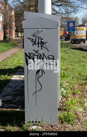 Iver Heath, Buckinghamshire, Regno Unito. 27th marzo, 2023. Graffiti on 3 cellulare Mast Comms box a Iver Heath, Buckinghamshire. Nel tentativo di ridurre ulteriormente il comportamento antisociale, il governo ha annunciato nuove misure per punire gli artisti graffiti e coloro che causano comportamenti antisociale. Credito: Maureen McLean/Alamy Foto Stock