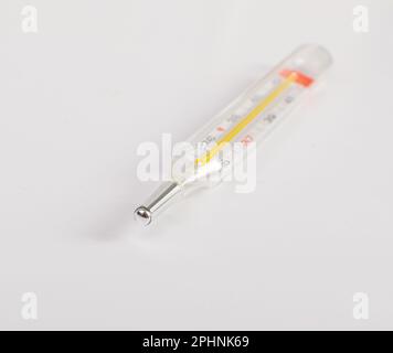 Termometro medico al mercurio con una temperatura di 37 gradi su una  struttura in legno. Vista dall'alto Foto stock - Alamy