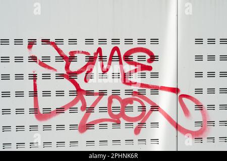 Iver Heath, Buckinghamshire, Regno Unito. 27th marzo, 2023. Graffiti on 3 cellulare Mast Comms box a Iver Heath, Buckinghamshire. Nel tentativo di ridurre ulteriormente il comportamento antisociale, il governo ha annunciato nuove misure per punire gli artisti graffiti e coloro che causano comportamenti antisociale. Credito: Maureen McLean/Alamy Foto Stock