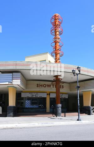 BREA, CALIFORNIA - 28 MAR 2023: The Fathers House OC, una chiesa nel centro di Brea, nell'ex Edwards Brea West Theater. Foto Stock