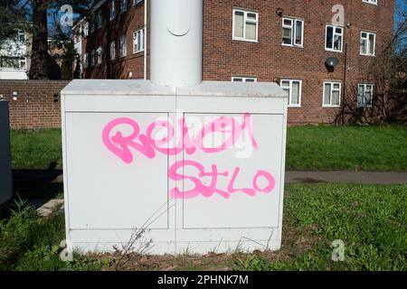 Iver Heath, Buckinghamshire, Regno Unito. 27th marzo, 2023. Graffiti on 3 cellulare Mast Comms box a Iver Heath, Buckinghamshire. Nel tentativo di ridurre ulteriormente il comportamento antisociale, il governo ha annunciato nuove misure per punire gli artisti graffiti e coloro che causano comportamenti antisociale. Credito: Maureen McLean/Alamy Foto Stock