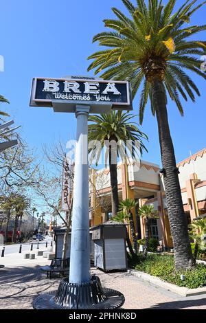 BREA, CALIFORNIA - 28 MAR 2023: Il centro di Brea vi dà il benvenuto segno a Brea Blvd e Birch Street. Foto Stock