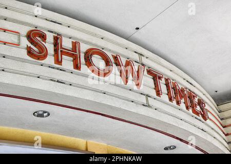 BREA, CALIFORNIA - 28 MAR 2023: Primo piano del cartello al neon Show Time sull'ex teatro Edwards Cinemas West nel centro di Brea. Foto Stock