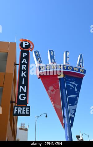 BREA, CALIFORNIA - 28 MAR 2023: Cartello Brea Downtown e cartello struttura parcheggio su Birch Street. Foto Stock