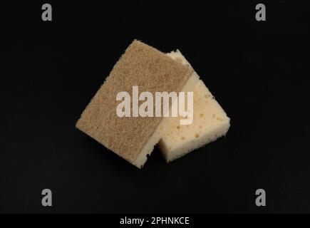 Spugna naturale isolata su nero, spugna Eco marrone, accessorio igiene ecologico, lavastoviglie Scotch Brite su fondo bianco Foto Stock