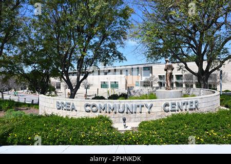 BREA, CALIFORNIA - 28 MAR 2023: Scultura di Quintessence e segno al Brea Community Center una struttura polivalente. Foto Stock