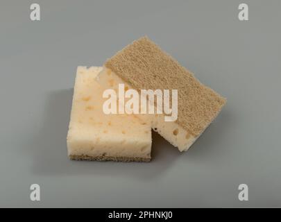 Spugna naturale, spugne Eco Brown, accessorio igiene ecologico, lavastoviglie Scotch Brite su sfondo grigio Foto Stock