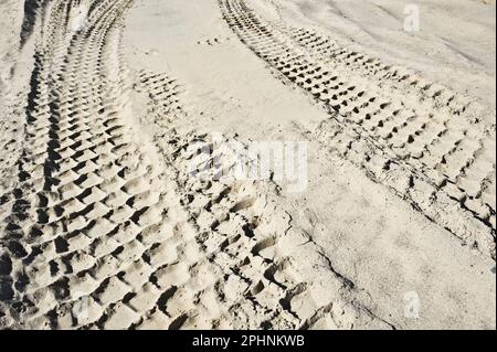 Tracce di pneumatici nella sabbia. Foto Stock