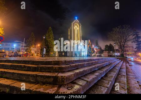 Antica chiesa in pietra di Sapa con cielo notturno nebbia. Destinazione di viaggio più popolare in Sapa, Laocai of Vietnam Foto Stock