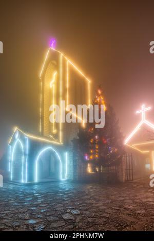 Antica chiesa in pietra di Sapa con cielo notturno nebbia. Destinazione di viaggio più popolare in Sapa, Laocai of Vietnam Foto Stock