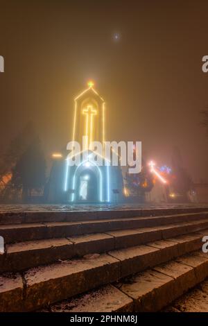 Antica chiesa in pietra di Sapa con cielo notturno nebbia. Destinazione di viaggio più popolare in Sapa, Laocai of Vietnam Foto Stock