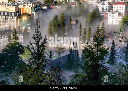 Antica chiesa in pietra di Sapa con cielo notturno nebbia. Destinazione di viaggio più popolare in Sapa, Laocai of Vietnam Foto Stock