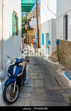 Strade colorate della città di Mandraki sull'isola greca Nisyros. Foto Stock