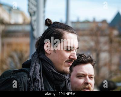 Strasburgo, Francia - Mar 29, 2023: Uomo penitente con protestare a Strasburgo - la Francia vive settimane di proteste e di scioperi legate ad un aumento dell'età pensionabile, che è stato superato la scorsa settimana Foto Stock