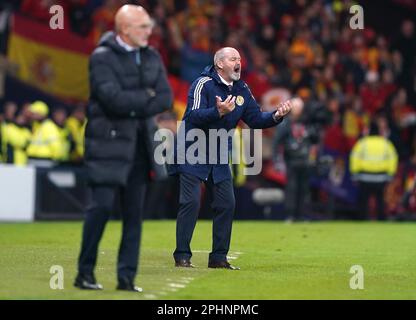 Il manager scozzese Steve Clarke gesta sul touch line durante il gruppo di qualificazione UEFA euro 2024 Una partita ad Hampden Park, Glasgow. Data immagine: Martedì 28 marzo 2023. Foto Stock