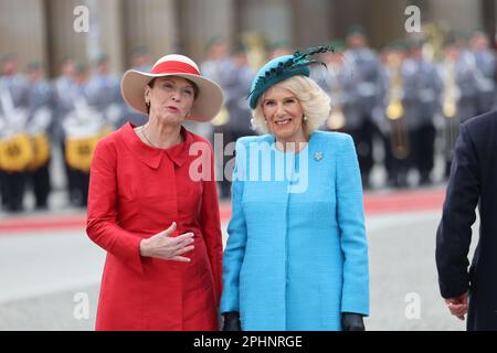 Berlino, Germania, 29th Mar 2023, Elke Büdenbender e la Regina Camilla prima degli onori militari su Pariser Platz a Brandenburger Tor. Sven Struck/Alamy Live News Foto Stock