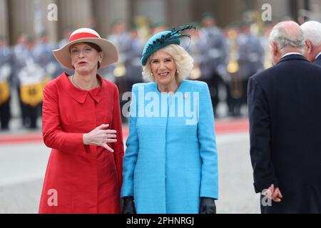 Berlino, Germania, 29th Mar 2023, Elke Büdenbender e la Regina Camilla prima degli onori militari su Pariser Platz a Brandenburger Tor. Sven Struck/Alamy Live News Foto Stock