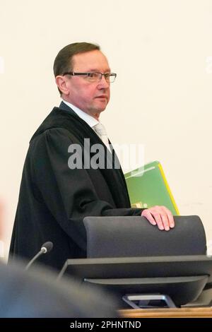 Coblenza, Germania. 29th Mar, 2023. Il Presidente del Giudice Thomas Metzger entra nel tribunale della Corte Regionale di Coblenza. Sette imputati sono accusati di aver truffato 134 investitori per quasi 10 milioni di euro. Credit: Thomas Frey/dpa/Alamy Live News Foto Stock