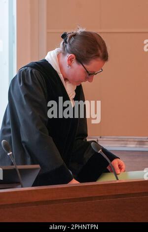 Coblenza, Germania. 29th Mar, 2023. Il pubblico ministero Desiree Demuth siede nella sala del tribunale della Corte Regionale di Coblenza. Sette imputati sono accusati di aver truffato 134 investitori per quasi 10 milioni di euro. Credit: Thomas Frey/dpa/Alamy Live News Foto Stock