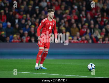 28th marzo 2023; Cardiff City Stadium, Cardiff, Galles: Calcio qualificatore Euro 2024, Galles contro Lettonia; Joe Rodon del Galles Foto Stock