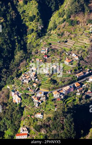 Villaggio nella valle di Curral Das Reiras visto dal punto di vista di Eira do Serrado, Funchal, Madeira, Portogallo. Valle delle monache Foto Stock