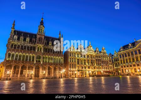 Bruxelles Belgio, skyline notturno della città a Grand Place Square Foto Stock