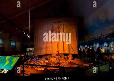 OSLO, NORVEGIA - 1 LUGLIO 2016: È una copia della zattera Ton-Tiki, sulla quale Thor Heyerdahl fece una traversata transpacifica. Foto Stock