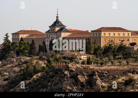 Toledo, Spagna - 19 febbraio 2023: Accademia della fanteria di Toledo. Si tratta di un centro di addestramento militare dell'esercito spagnolo situato nella città di Toledo Foto Stock