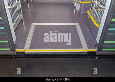 Rampa di carico per sedia a rotelle presso il trasporto pubblico degli autobus urbani a piano basso Foto Stock