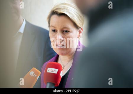 Berlino, Germania. 29th Mar, 2023. Franziska Giffey (SPD), sindaco di Berlino, parla ai giornalisti. Dopo un altro ciclo di colloqui di coalizione, ha tratto una piccola conclusione. Credit: Paul Zinken/dpa/Alamy Live News Foto Stock