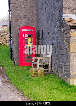 Telefono del defibrillatore, fermata e panchina dell'autobus, Downham, Lancashire - Historic County Palatine, Regno Unito, Foto Stock