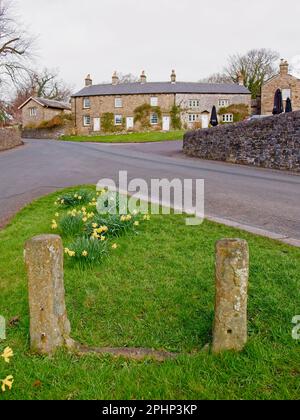 Pittoreschi cottage da dietro Village Stocks Downham, Lancashire, - Historic County Palatine, Regno Unito, Foto Stock