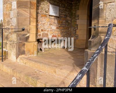 St Leonard's Church, portico d'ingresso con vecchia panca in legno Downham, Lancashire, Regno Unito, Foto Stock