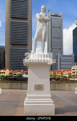 Statua di Sir Thomas Stamford Raffles, Empress Place, Singapore Foto Stock