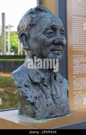 Statua di bronzo di Deng Xiaoping all'esterno del Museo delle civiltà asiatiche, Singapore Foto Stock