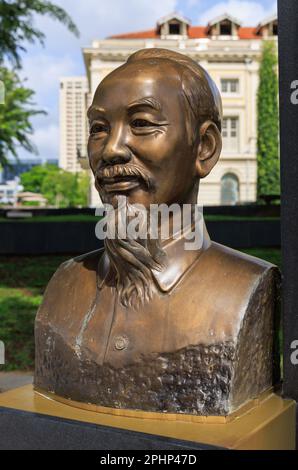 Busto di bronzo del presidente vietnamita Hồ Chí Minh (1890-1969), fuori dal Museo delle civiltà asiatiche, Singapore Foto Stock