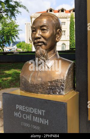 Busto di bronzo del presidente vietnamita Hồ Chí Minh (1890-1969), fuori dal Museo delle civiltà asiatiche, Singapore Foto Stock