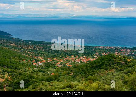 Vista panoramica del villaggio di Poulithra sull'isola del Peloponneso in Grecia. Foto Stock