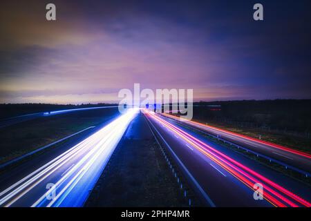 Traffico in autostrada - viaggi - background - linea - Ecologia - esposizione lunga - autostrada - traffico notturno - sentieri leggeri Foto Stock