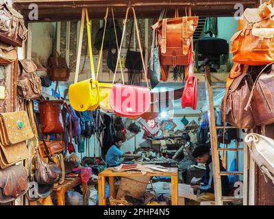 Fez, Marocco - 07 gennaio 2020: Borse e borse in pelle colorate fatte a mano in mostra al souk tradizionale - mercato di strada in Marocco, laboratorio con t Foto Stock