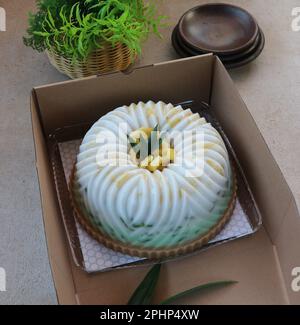 Budino riempito con pezzi di jackfruit in confezioni di cartone Foto Stock